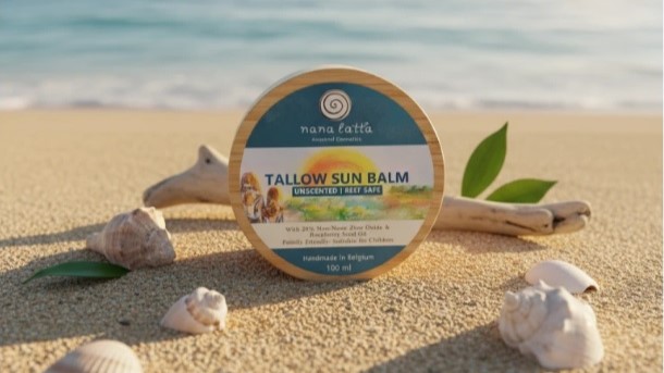 alt="Přírodní opalovací balzám Nana Latta Tallow Sun Balm na písečné pláži u moře"